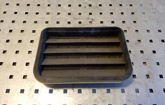Quarter panel pressure vent