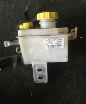 Fiat 500L Brake fluid reservoir 51886922