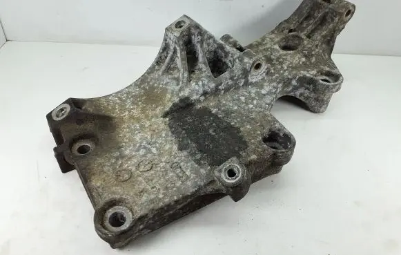 Volkswagen PASSAT B6 Generator/alternator bracket 03C903143A
