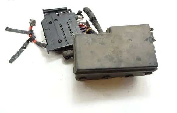 Ford Focus Fuse module 5B0010107 051700 AV6T14A067AB