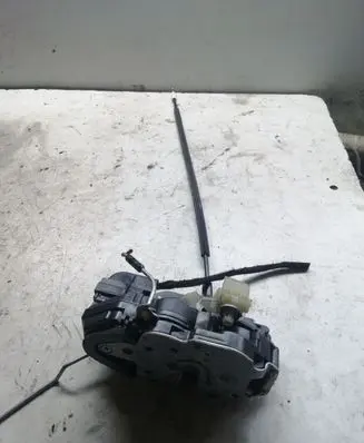 Opel Insignia A Front door lock 13577980