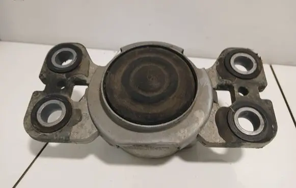 Volvo V70 Engine mount bracket