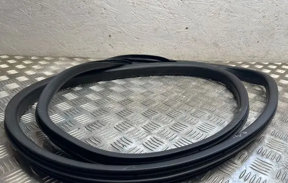 Volvo XC60 Rubber seal front coupe door 