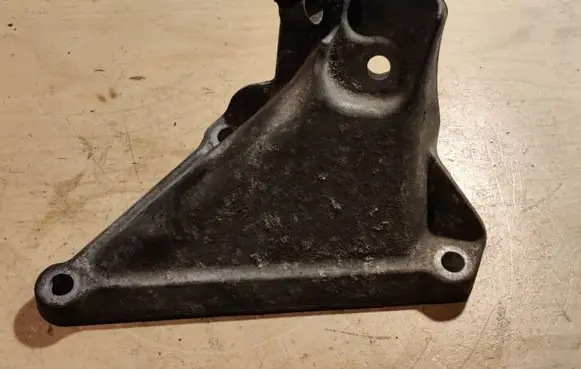 BMW 5 E60 E61 Engine mounting bracket 22116769153 2211676915301