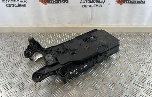Volkswagen PASSAT B8 Battery tray 5Q0915321H