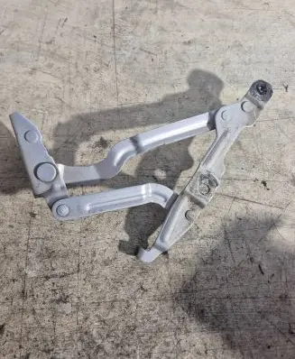 Volkswagen PASSAT B5 Tailgate/trunk/boot hinge 3B5827301