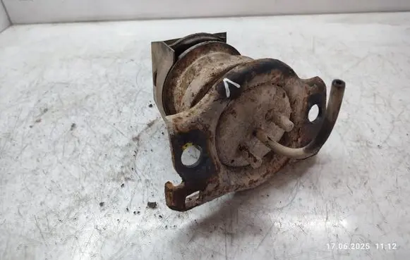 Nissan Pathfinder R51 Engine mount bracket 