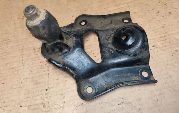 Jeep Grand Cherokee (WJ) Engine mounting bracket