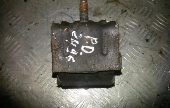 Mercedes-Benz ML W163 Engine mount bracket