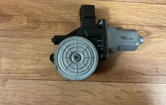 Honda Civic Front door window regulator motor 704100