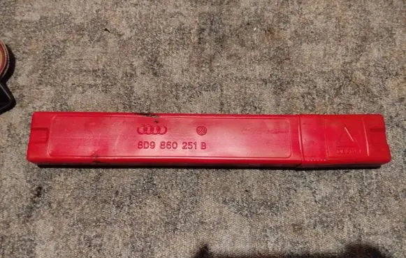 Audi TT Mk1 Emergency warning sign 8D9860251B
