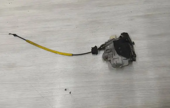 Audi A6 S6 C6 4F Rear door lock 4F0839015