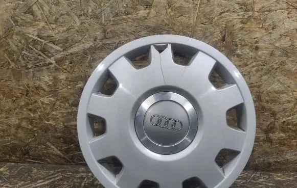 Audi A3 S3 8P R15 wheel hub/cap/trim 8L0601147