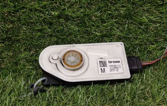 BMW 5 G30 G31 G38 Air flap motor/actuator C93092110 111466414 02281701