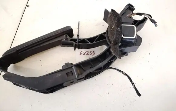 Mercedes-Benz C W203 Accelerator throttle pedal a2066000104