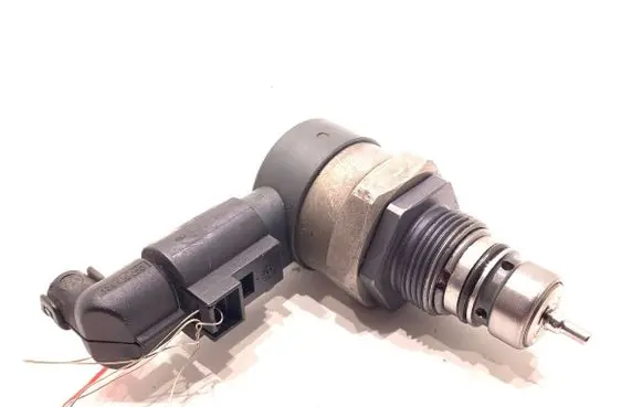 Volkswagen Tiguan Fuel pressure regulator 057130764H