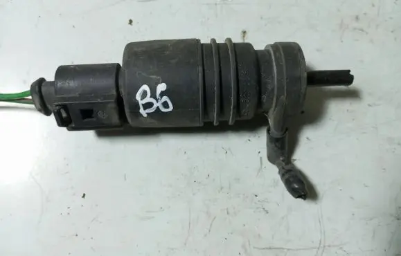 Volkswagen PASSAT B6 Windscreen/windshield washer pump