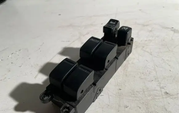 Nissan X-Trail T30 Electric window control switch