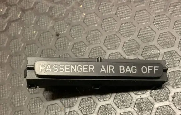 Passenger airbag on/off switch