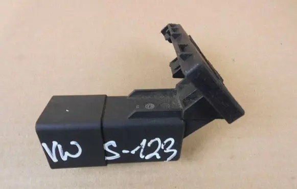 Audi A3 S3 8P Glow plug pre-heat relay 038907281D 0522120504 2190440