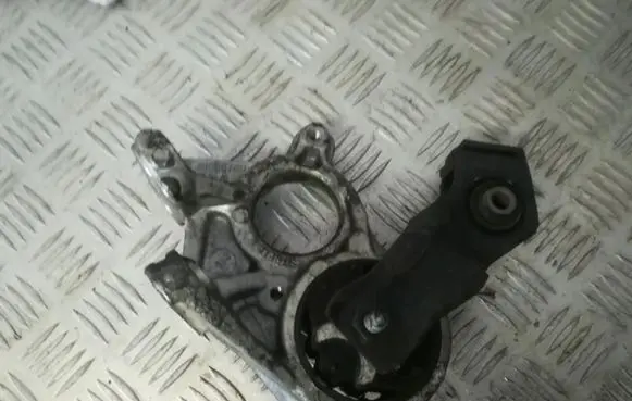 Engine mount bracket