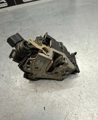 Mercedes-Benz E W210 Front door lock 2027203535