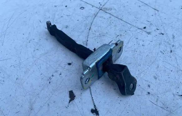 Hyundai i20 (GB IB) Rear door check strap stopper