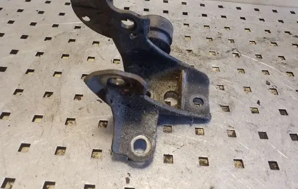 Toyota Yaris Engine mounting bracket