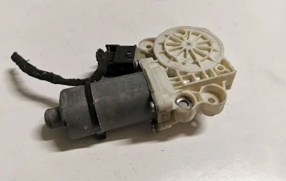Mercedes-Benz E W211 Front door window regulator motor A2118202942