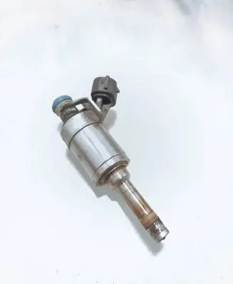 Nissan Juke I F15 Fuel injector 0261500092