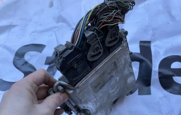 Mitsubishi Carisma Engine control unit/module 8200142442 0281010437 HOM8200142442