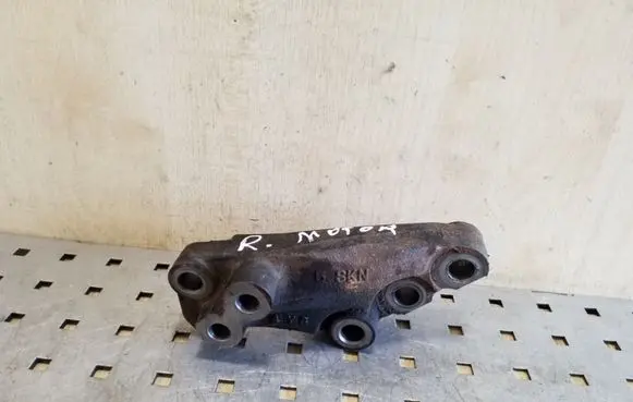 Honda CR-V Engine mounting bracket
