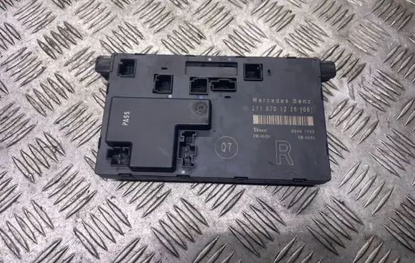 Mercedes-Benz E W211 Door control unit/module 2118701226 00401702