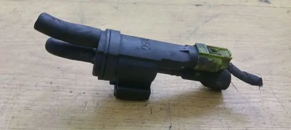 Mercedes-Benz C W204 Valve vacuum 0025401497