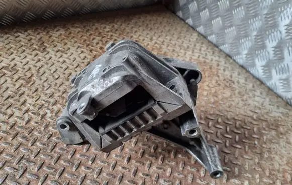 Volkswagen PASSAT B6 Engine mount bracket 1K0199262P 03G199207E