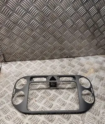 Volkswagen Golf Plus Radio/GPS head unit trim 5m0858071j