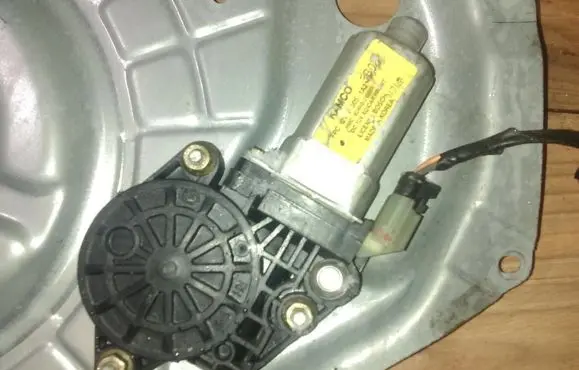 Hyundai Elantra Front door window regulator motor