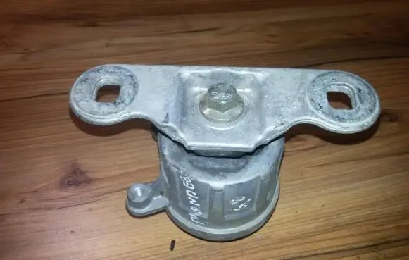 Ford Mondeo Mk III Engine mount bracket 2s716f012ad