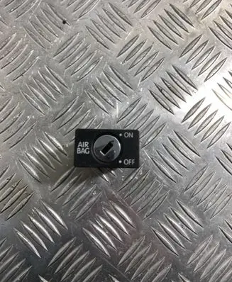 Passenger airbag on/off switch