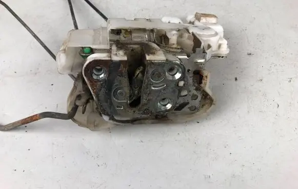 Subaru Outback Front door lock 61031AG032 61039AG010