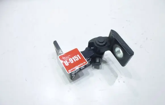 Volkswagen PASSAT B8 Front door upper hinge 8X0831404E