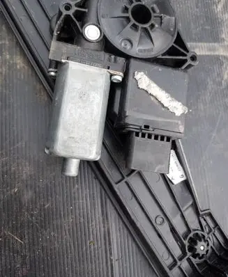 Peugeot 3008 II Rear door window regulator motor 9830389080