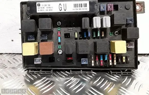 Opel Zafira B Fuse module 13206748gu