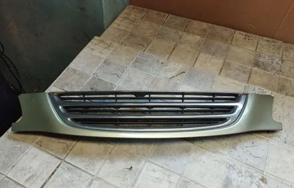 Toyota Avensis T220 Front bumper upper radiator grill 5311105030