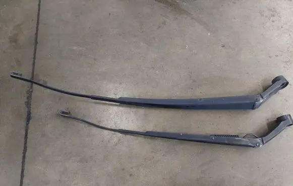 Toyota Yaris Front wiper blade arm