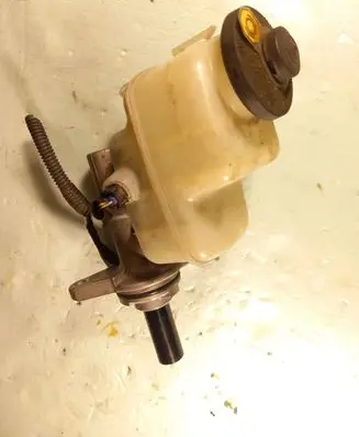 Toyota RAV 4 (XA30) Master brake cylinder 35170148
