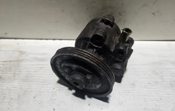 Renault Megane I Power steering pump 7700840801 7846075 7700866436B