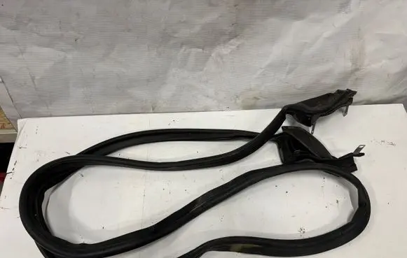Chrysler Sebring (JS) Rubber seal front coupe door window 0500882