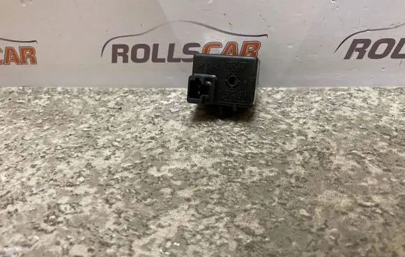 Toyota Avensis T250 Other relay 8665013010 0689003570