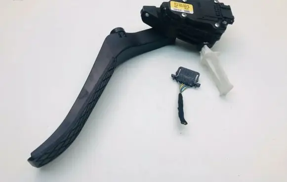 Volkswagen Touareg I Accelerator throttle pedal 7L0723507D